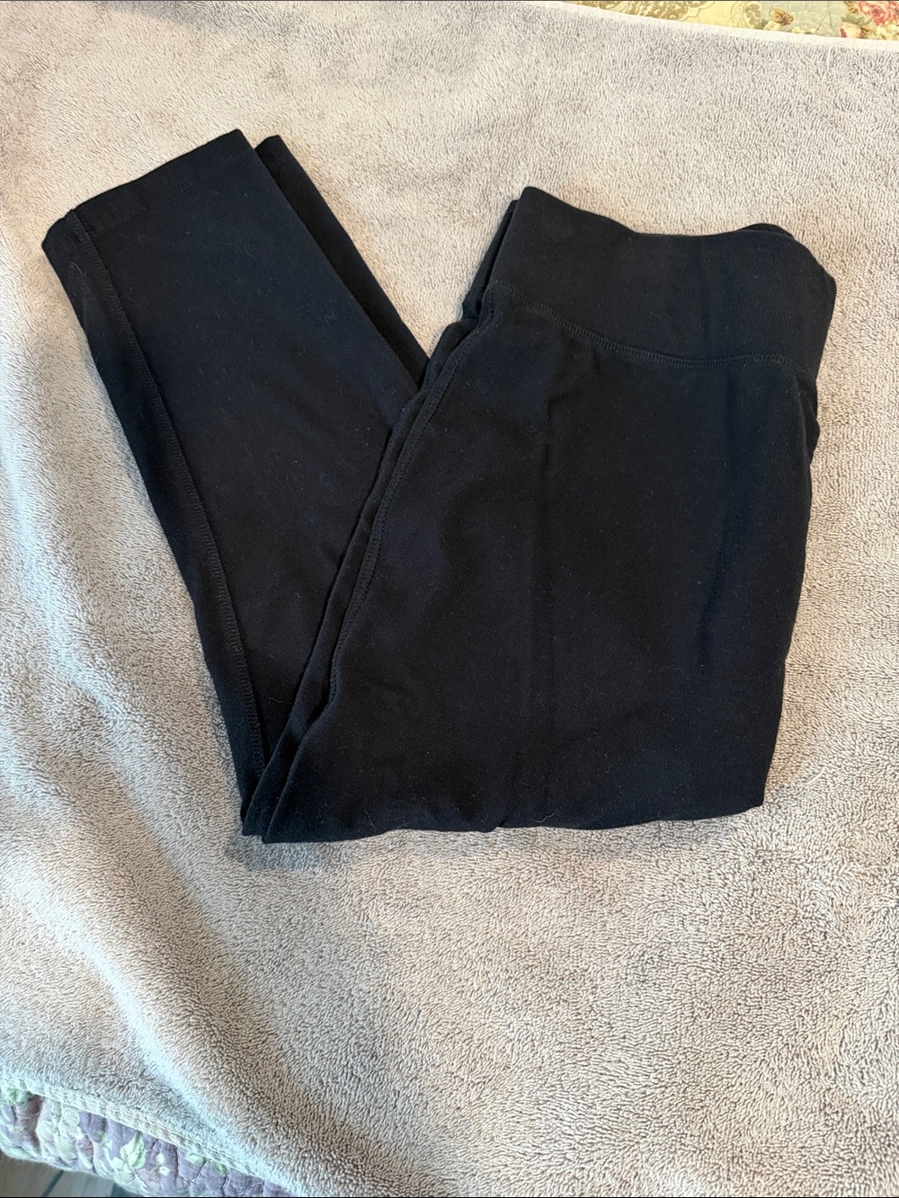 LOGO by Lori Goldstein Black High-Rise Capri Leggings